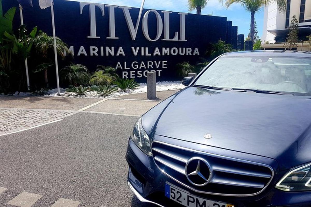 auto zaparkované na parkovišti před značkou