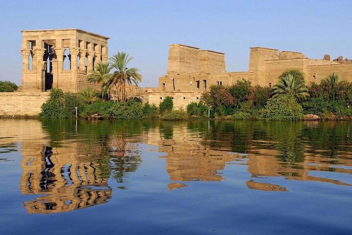 un edifici amb el seu reflex en una massa d'aigua