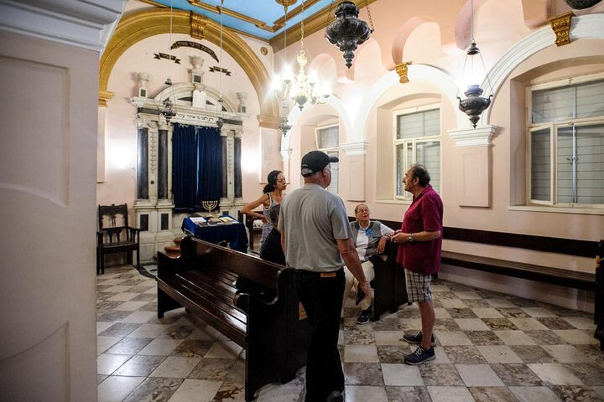 egy csoport ember áll egy szobában egy zongorával