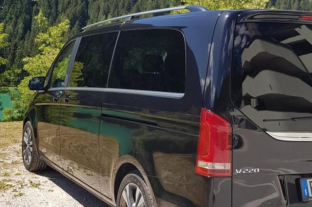 čierna dodávka zaparkovaná na kraji cesty