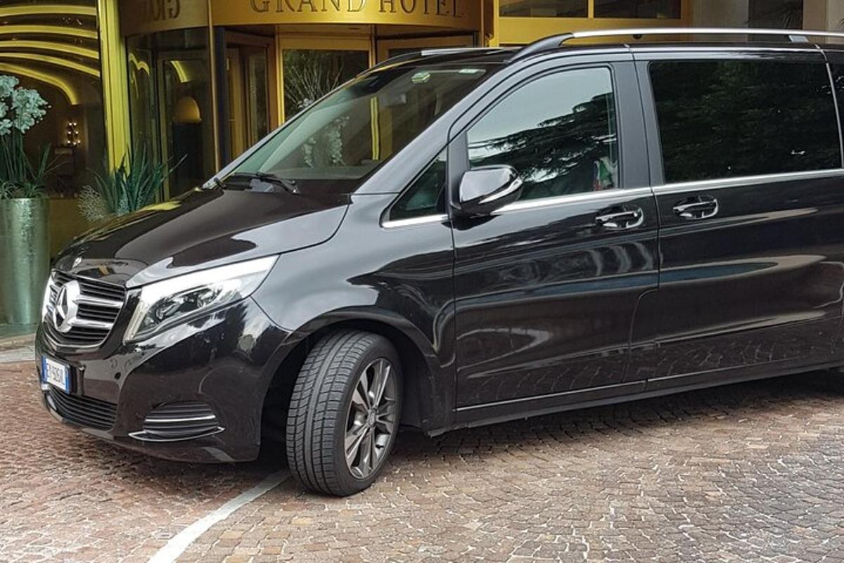 musta pakettiauto pysäköitynä parkkipaikalle