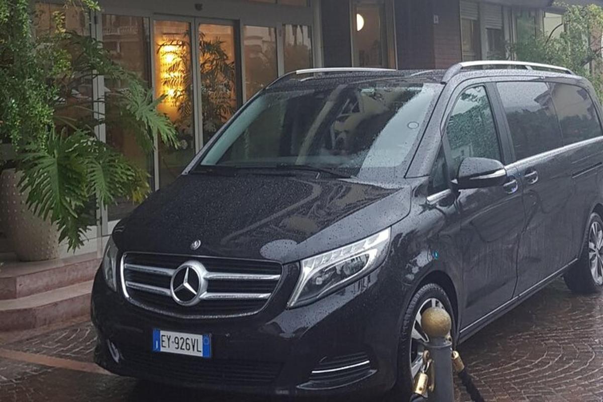czarny samochód zaparkowany na parkingu
