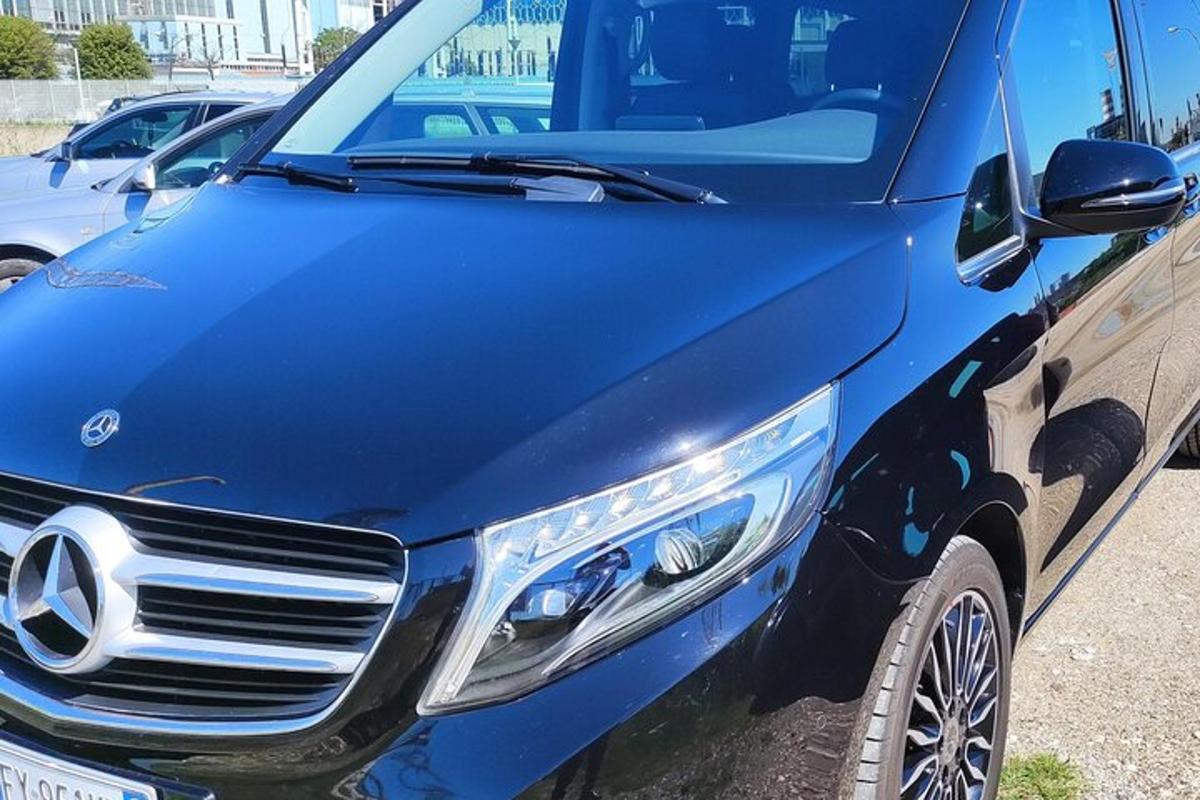 modré SUV zaparkované na parkovisku