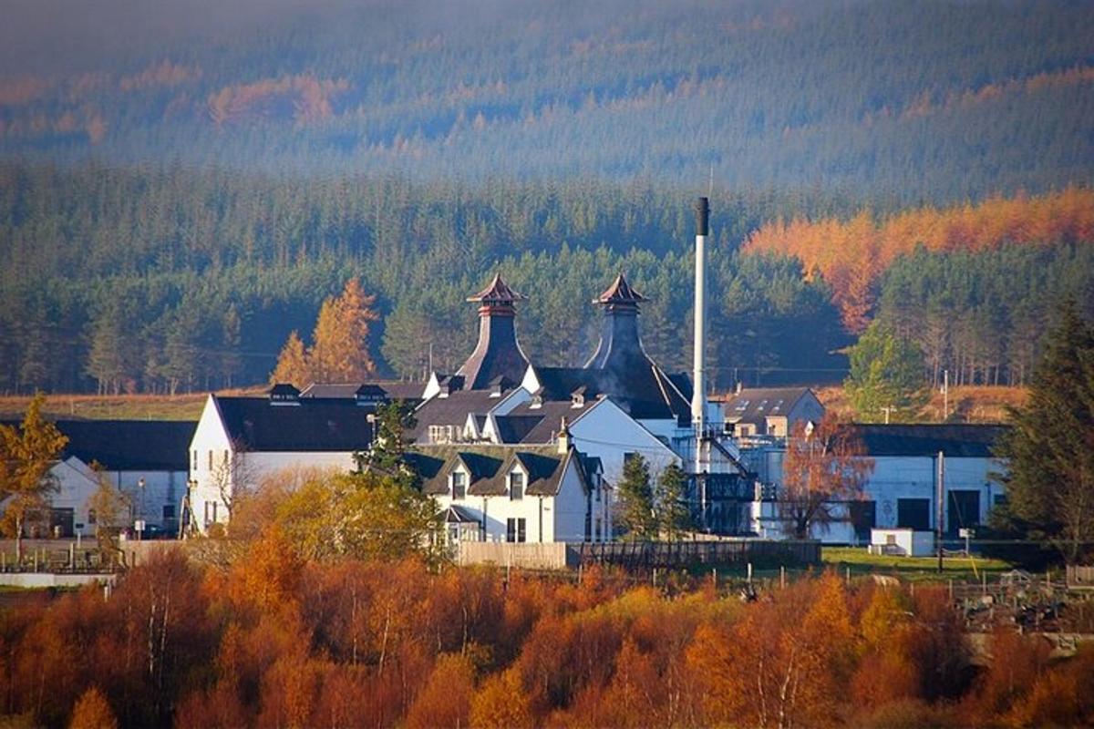 velká bílá budova se třemi kopulemi na vrcholu