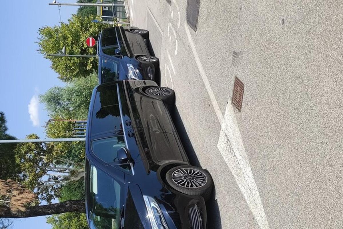 dve modré autá zaparkované vedľa budovy