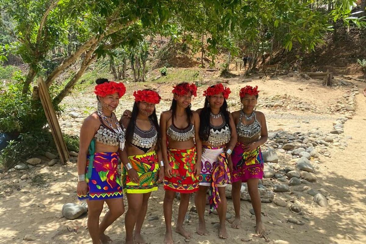 un gruppo di donne in piedi sulla spiaggia