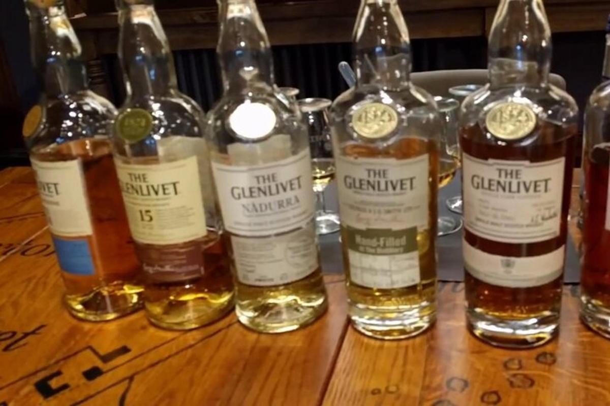 Skupina lahví whisky na dřevěném stole
