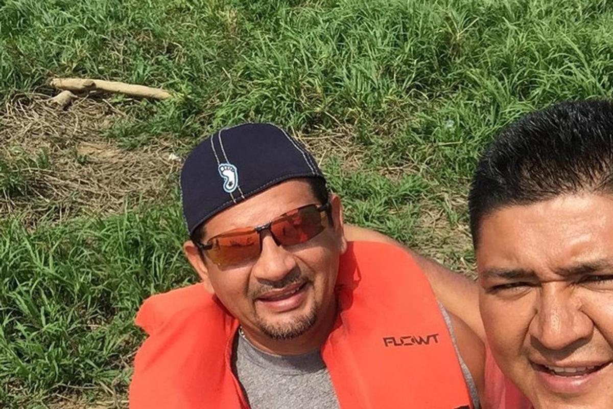 un uomo sdraiato sull'erba con un altro uomo