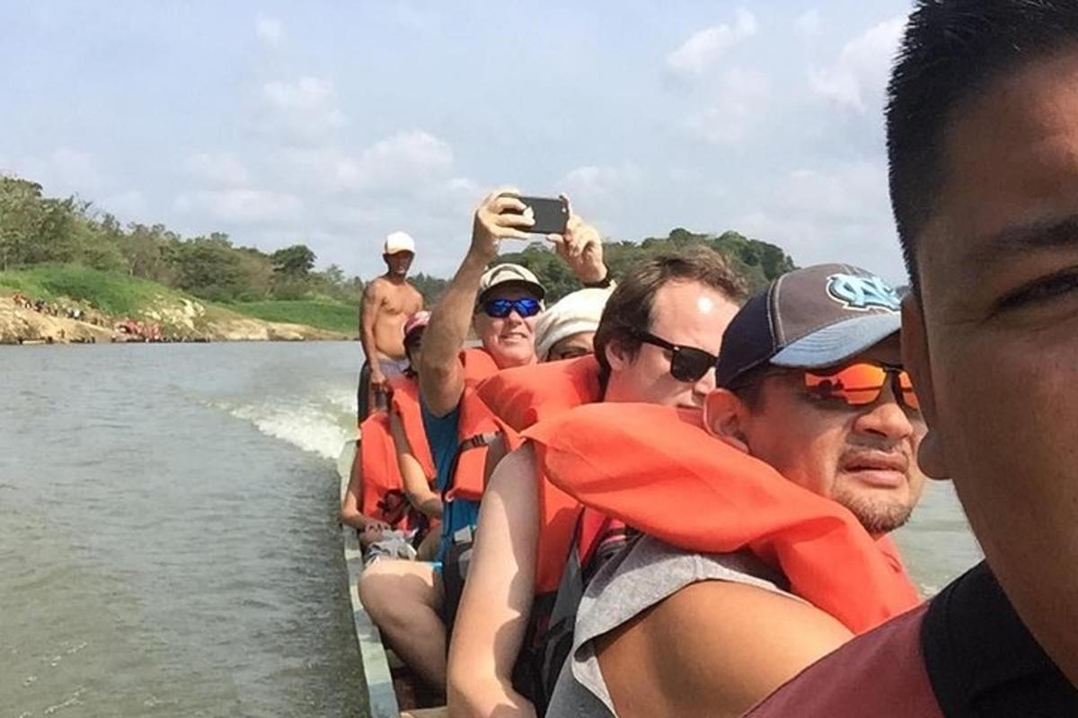 un gruppo di persone su una barca sull'acqua