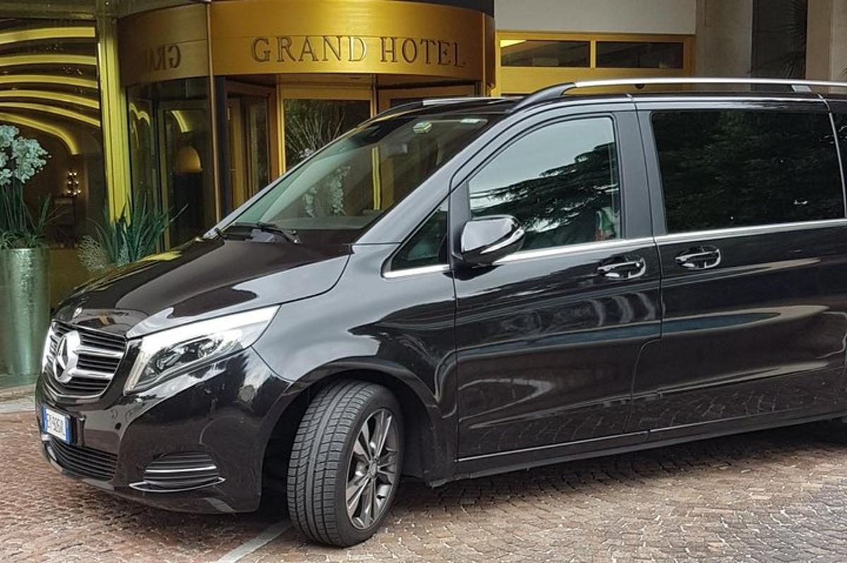 ein schwarzer Lieferwagen, der vor einem Gebäude geparkt ist