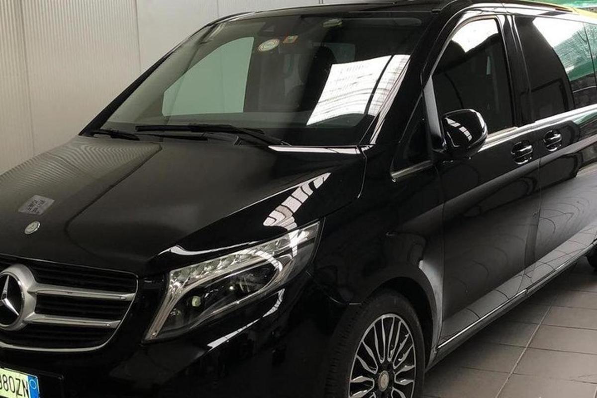 juodas automobilis stovi garaže