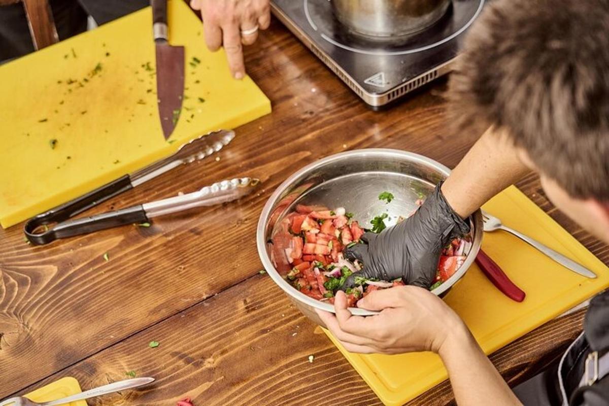 una persona che prepara una ciotola di cibo su un tavolo