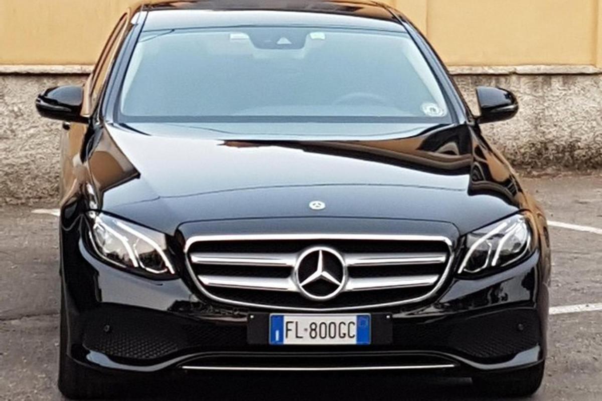 sebuah kereta hitam diletakkan di tempat letak kereta