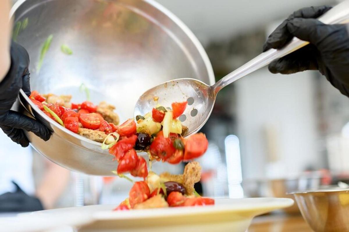 una persona che tiene in mano un cucchiaio con una ciotola di cibo