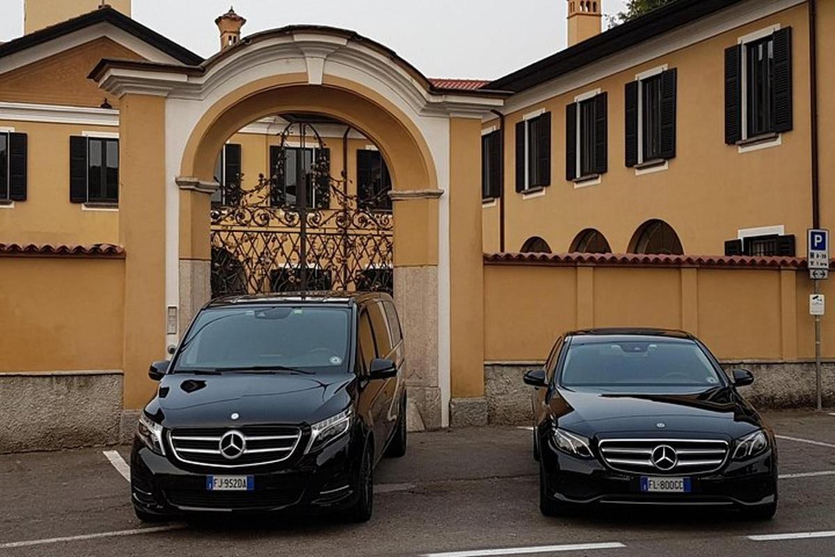 due auto parcheggiate in un parcheggio di fronte a un edificio