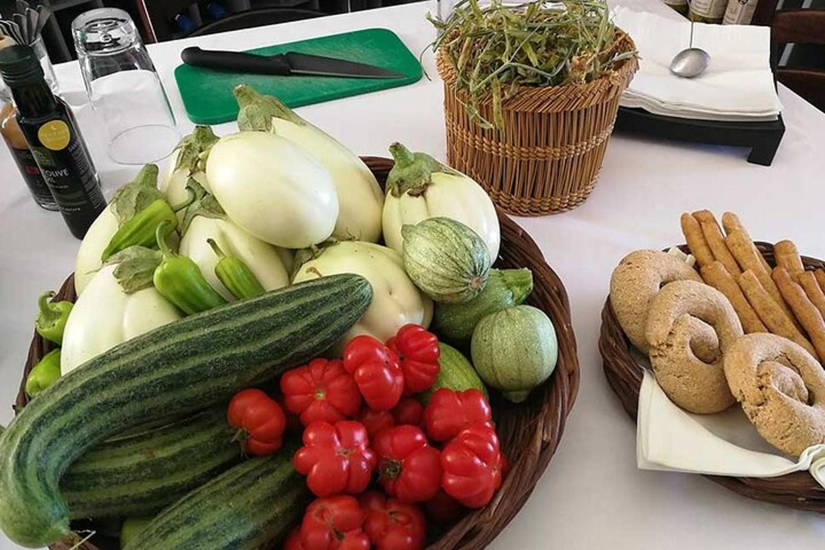 un tavolo con due cesti di frutta e verdura