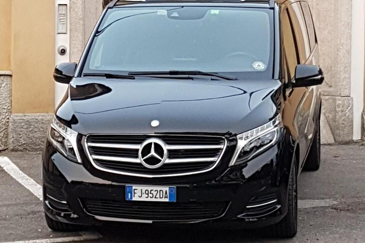 sebuah kereta hitam diletakkan di tempat letak kereta