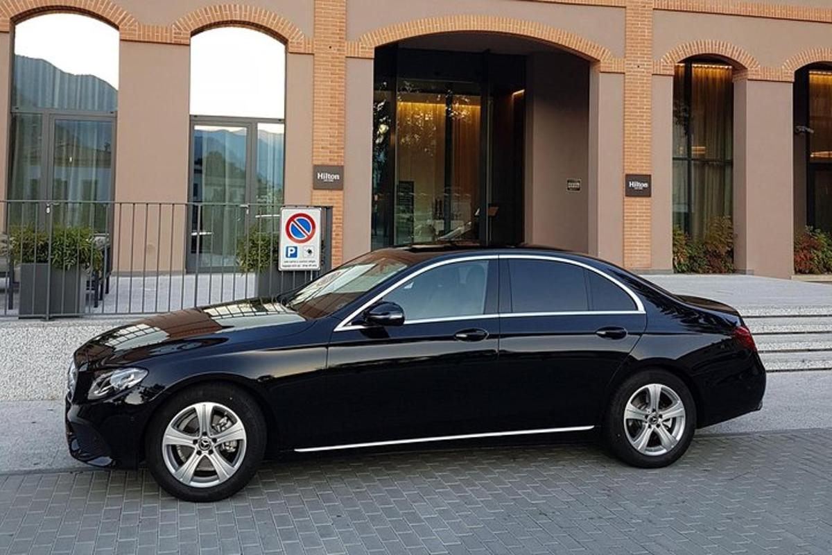 un'auto nera parcheggiata davanti a un edificio