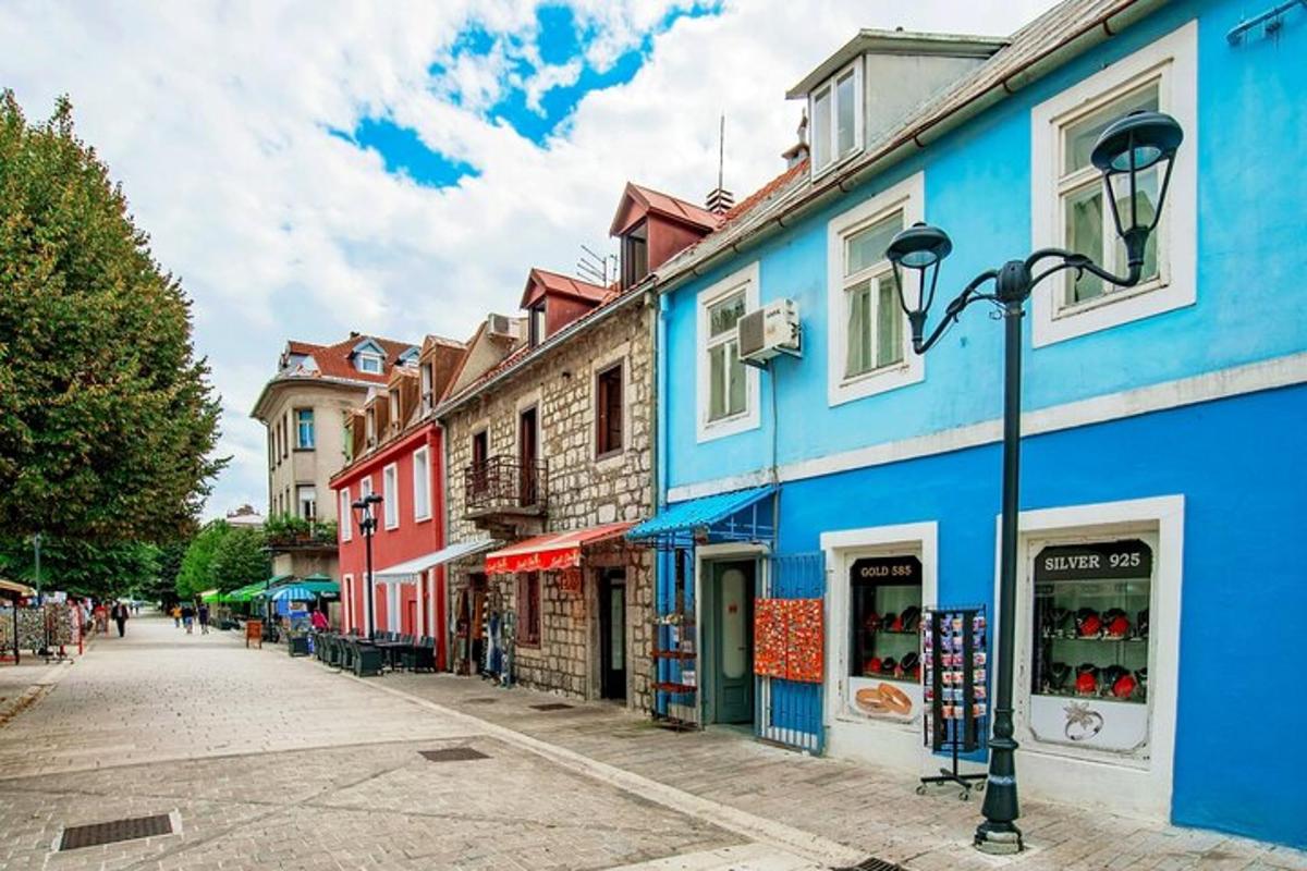 Una calle con edificios coloridos y una farola.