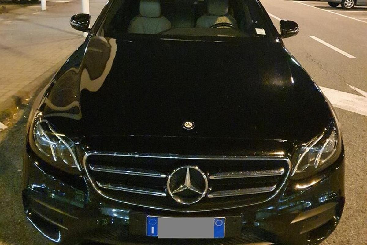 Mercedes Benz bíll er lagður á götunni