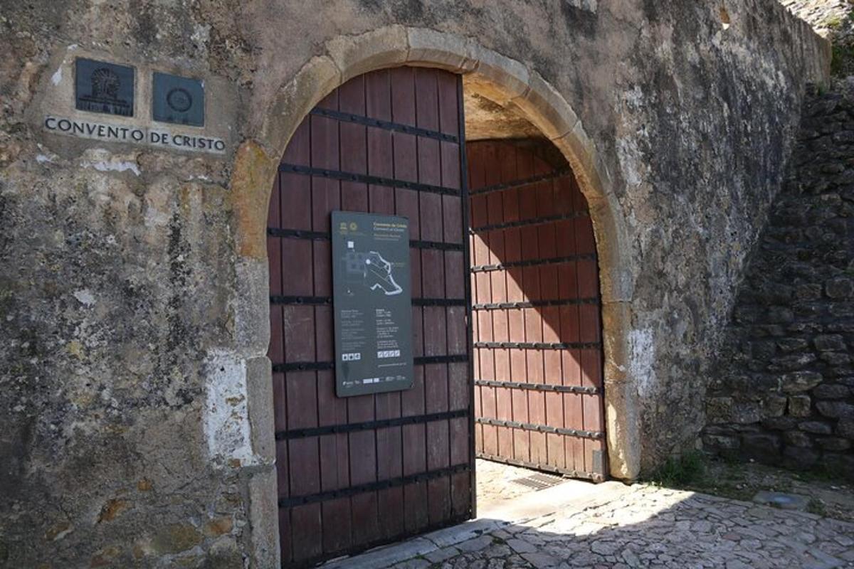 uma grande porta de madeira com uma placa nela