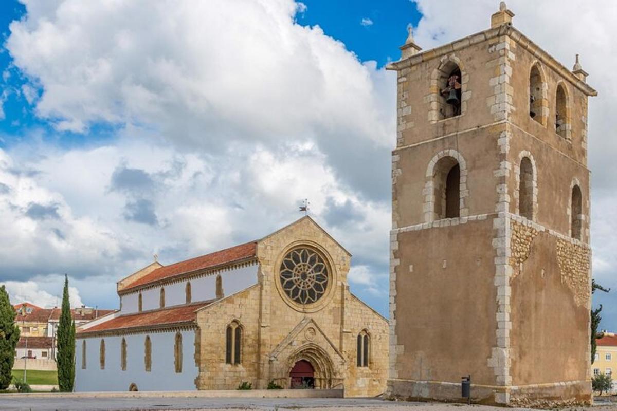 uma igreja antiga com uma torre com um relógio