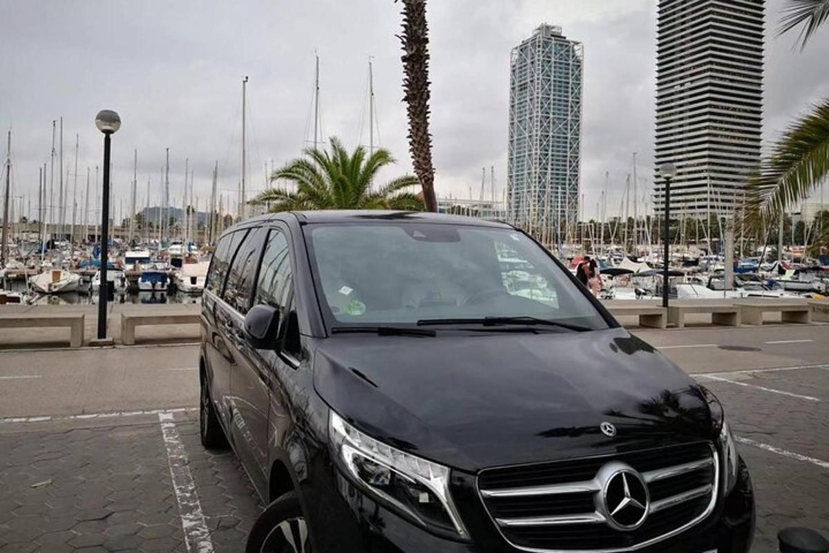 černé auto zaparkované na parkovišti poblíž přístavu