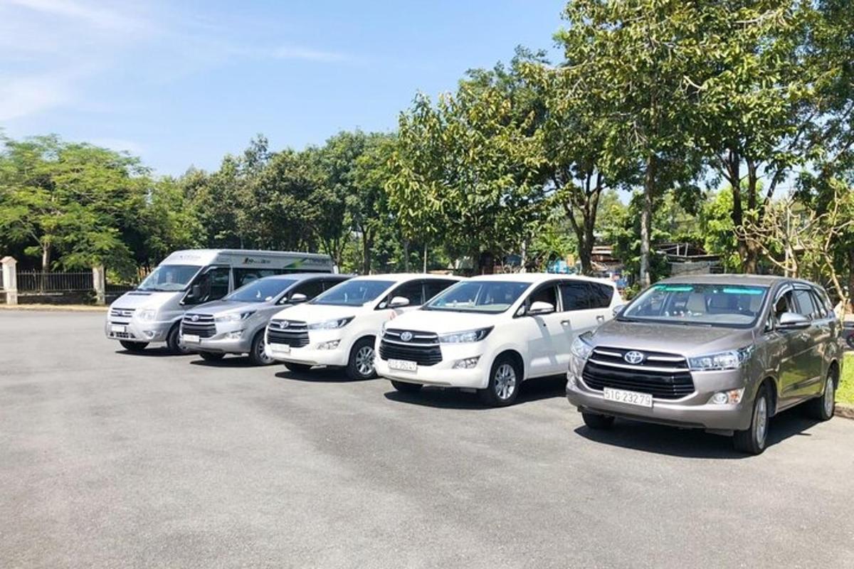 deretan kereta yang diletakkan di tempat letak kereta