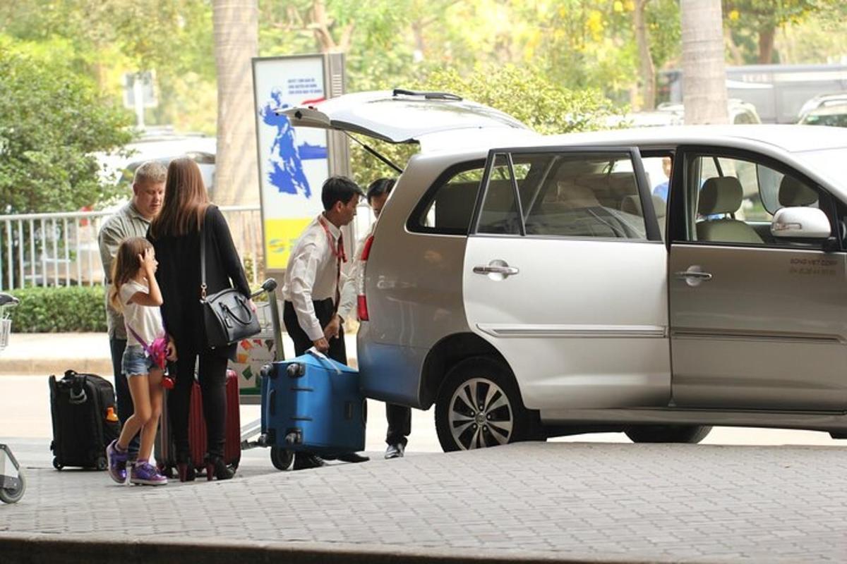 sekumpulan orang berdiri di luar kereta