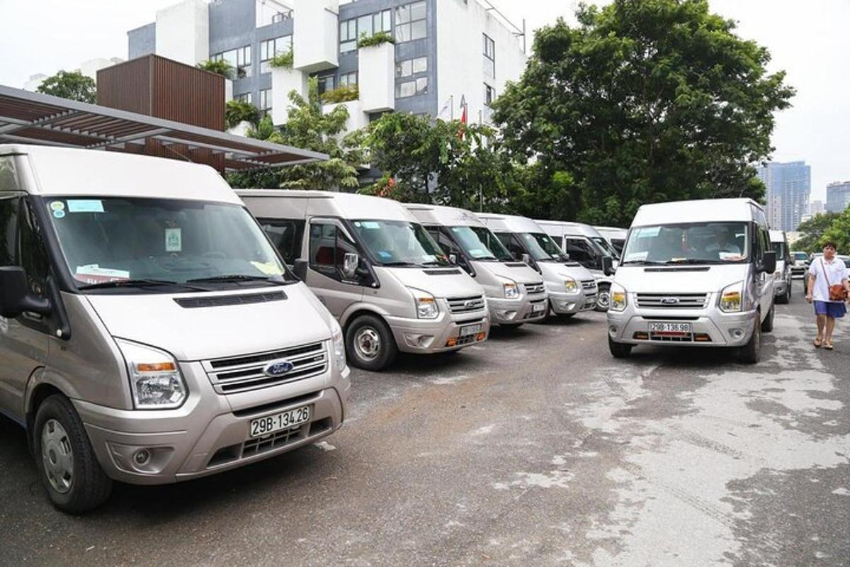 deretan van putih yang diletakkan di tempat letak kereta