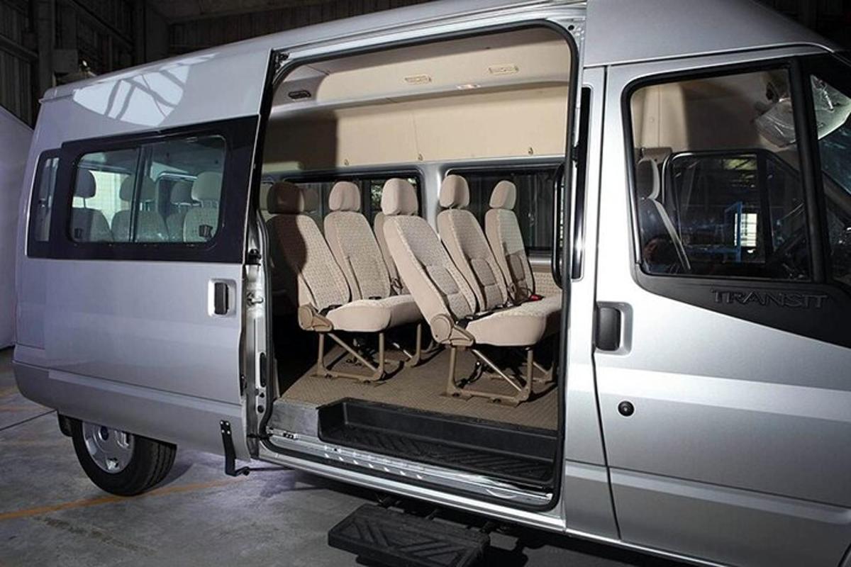 pintu van yang terbuka dengan kerusi di dalamnya