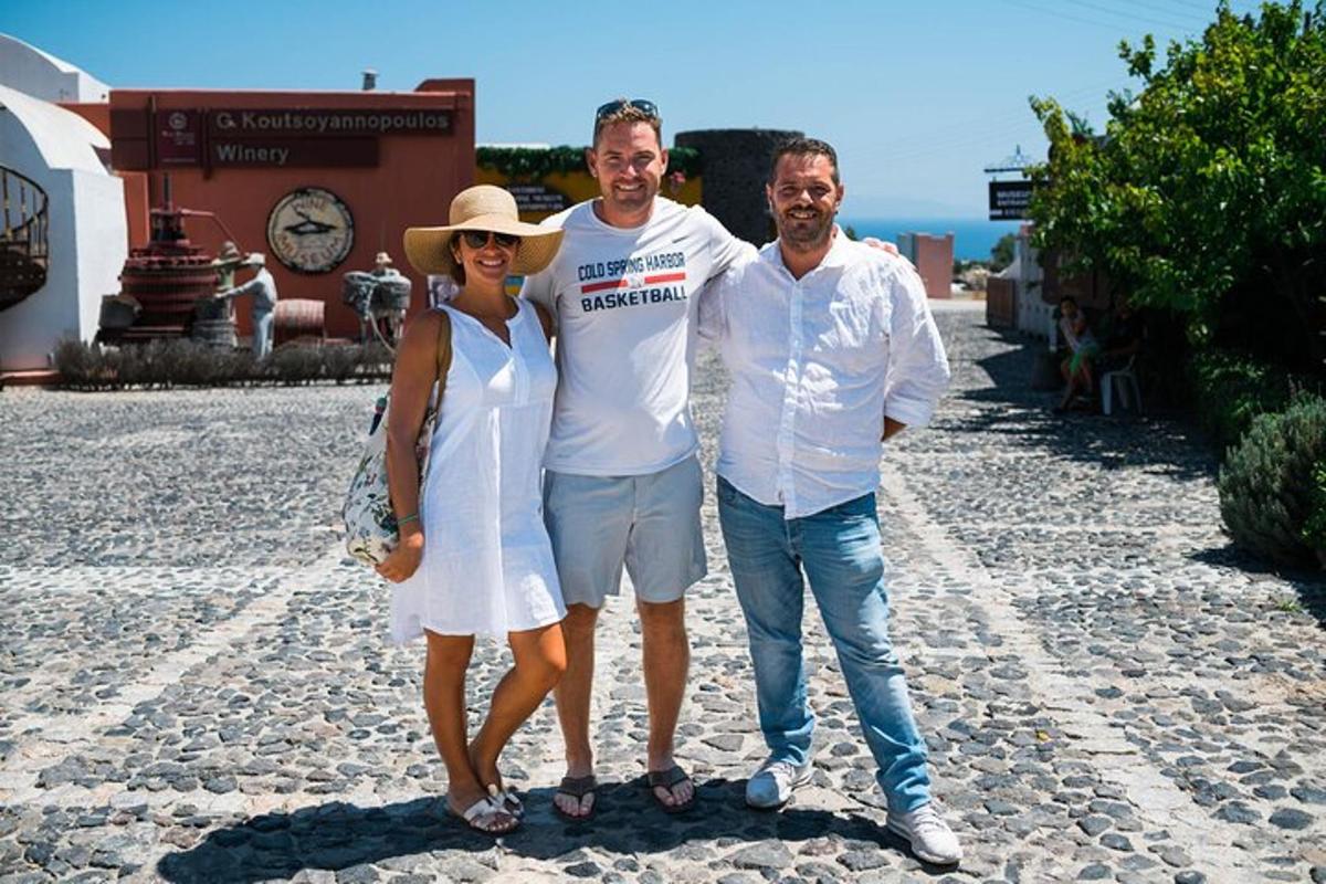 Un grupo de tres personas posando para una fotografía