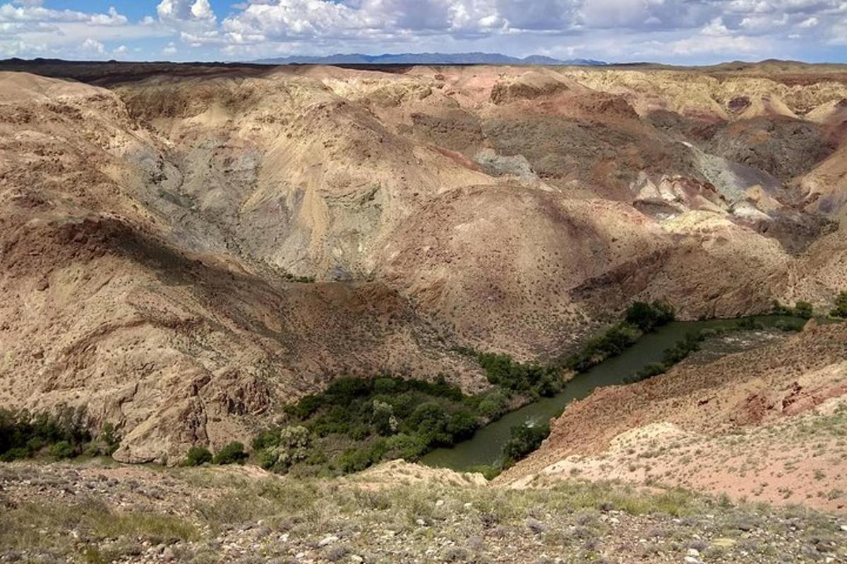 una vista aerea di un canyon con un fiume