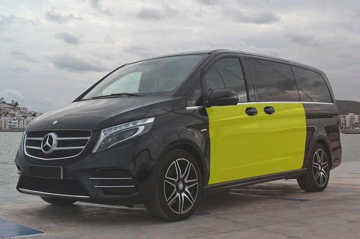 zelené a černé auto se žlutými dveřmi