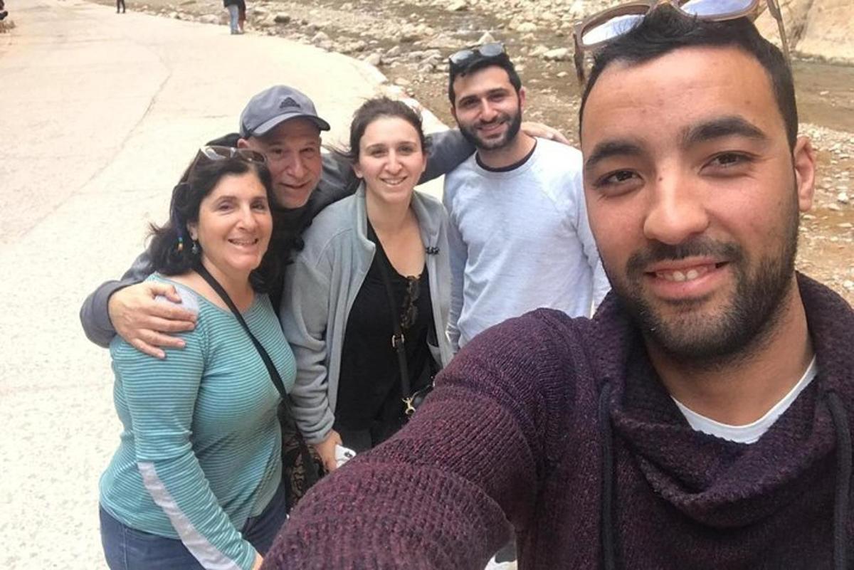 un grup de persones posant per a una foto