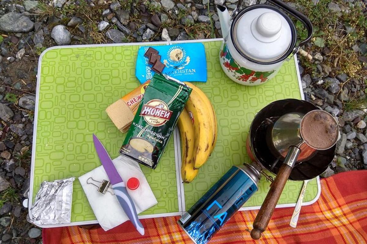 un vassoio verde con una banana e altri oggetti sopra