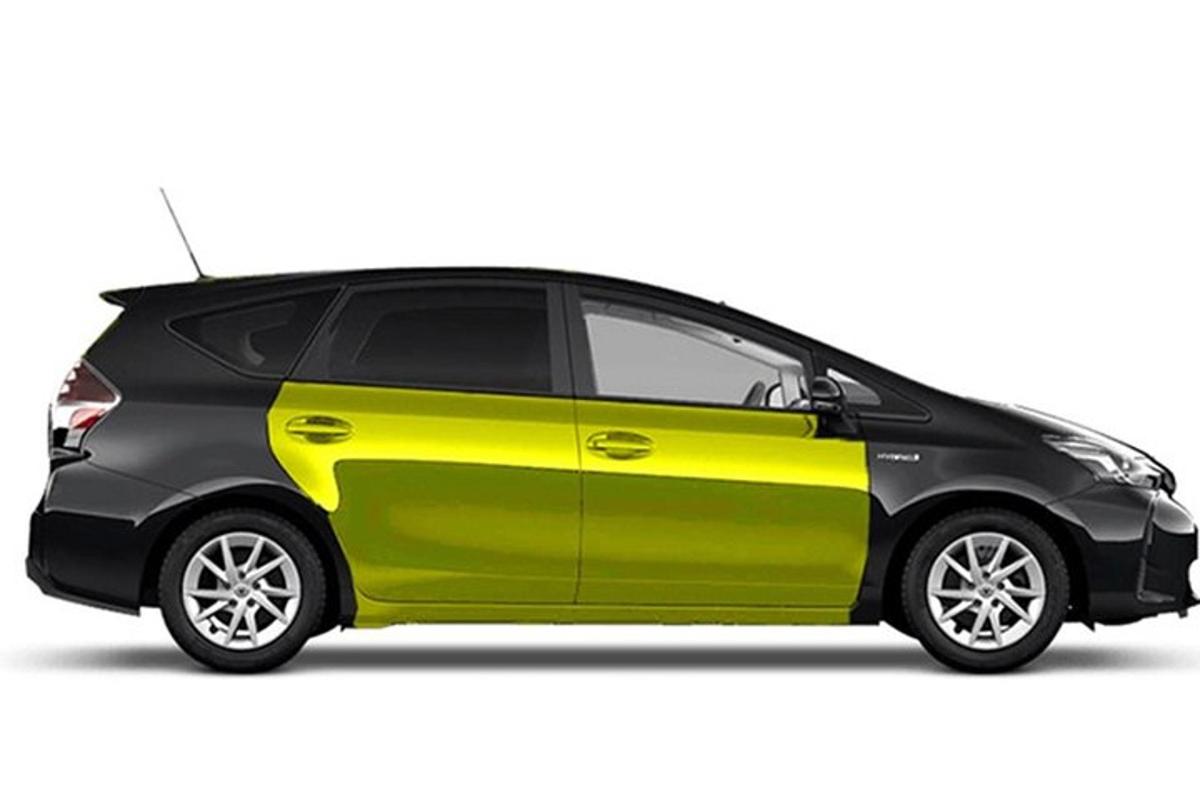 väike must ja kollane auto valgel taustal