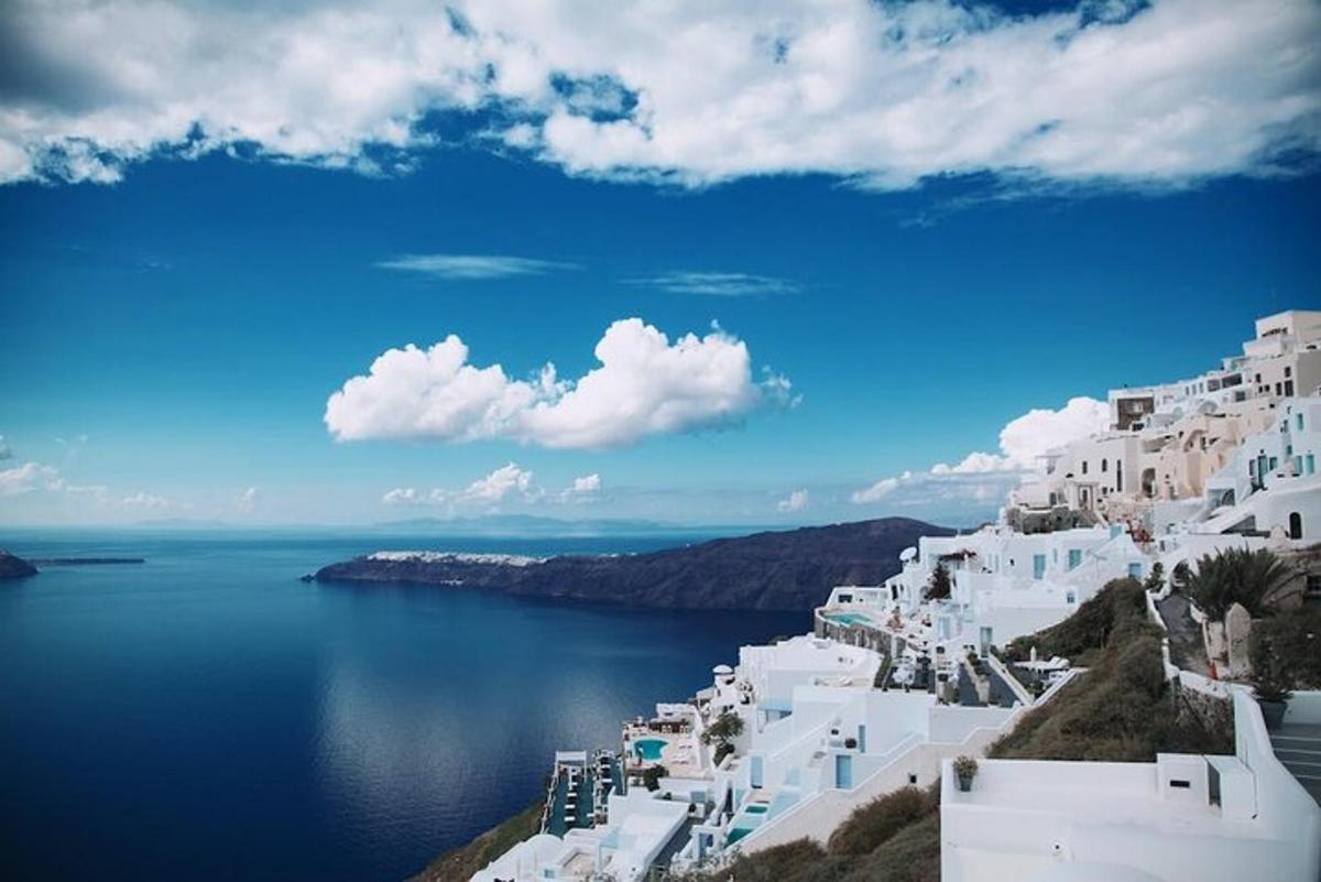 una vista di una città con l'acqua e gli edifici