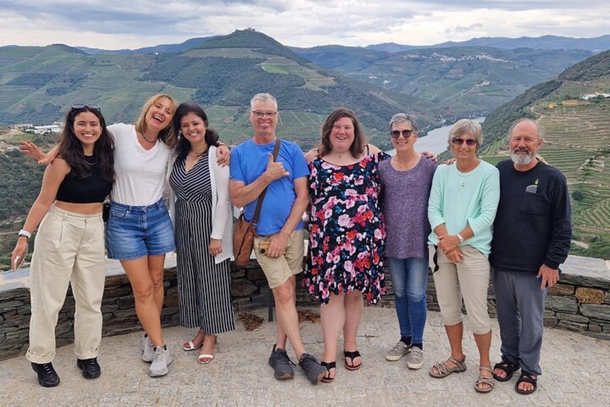 Un grupo de personas posando para una foto en una montaña.