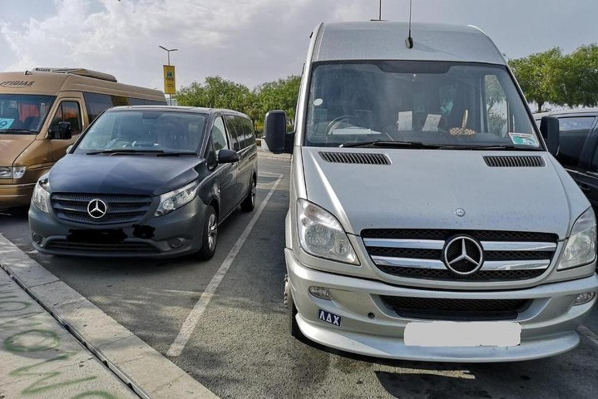 uma van e um carro estacionados em um estacionamento