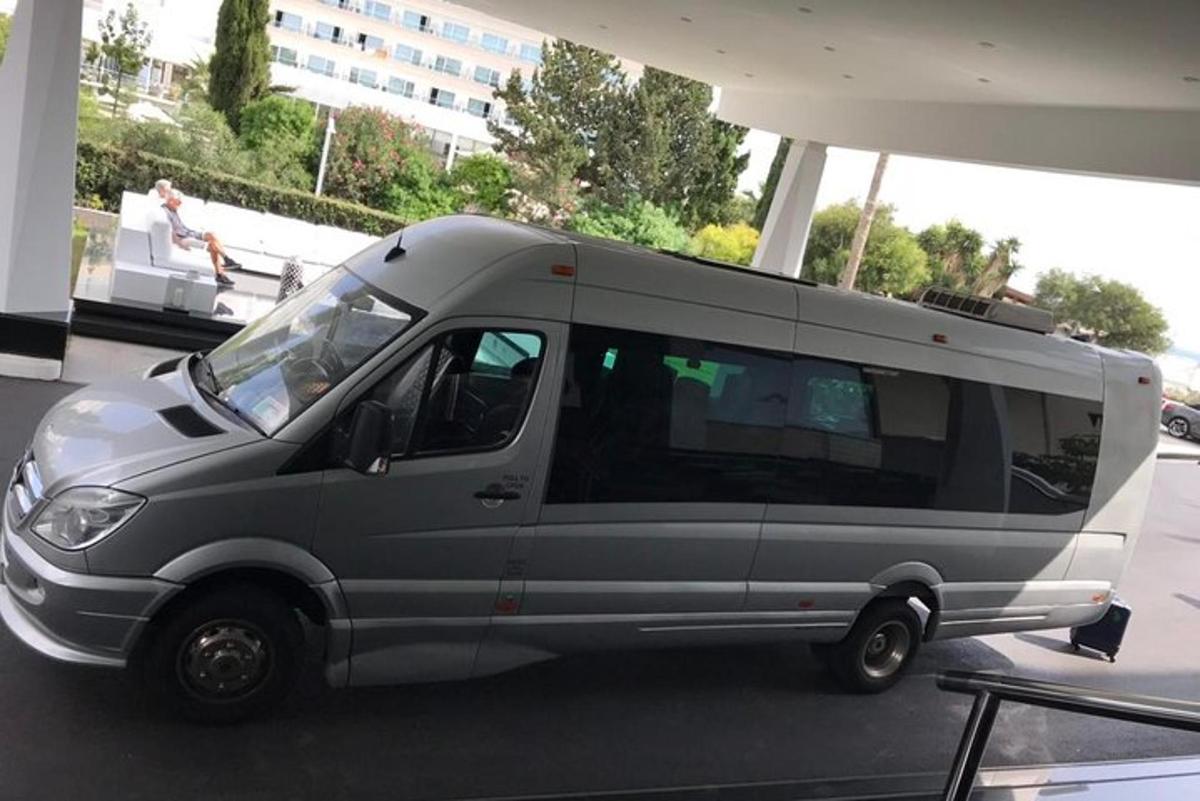 uma van prateada estacionada em um estacionamento