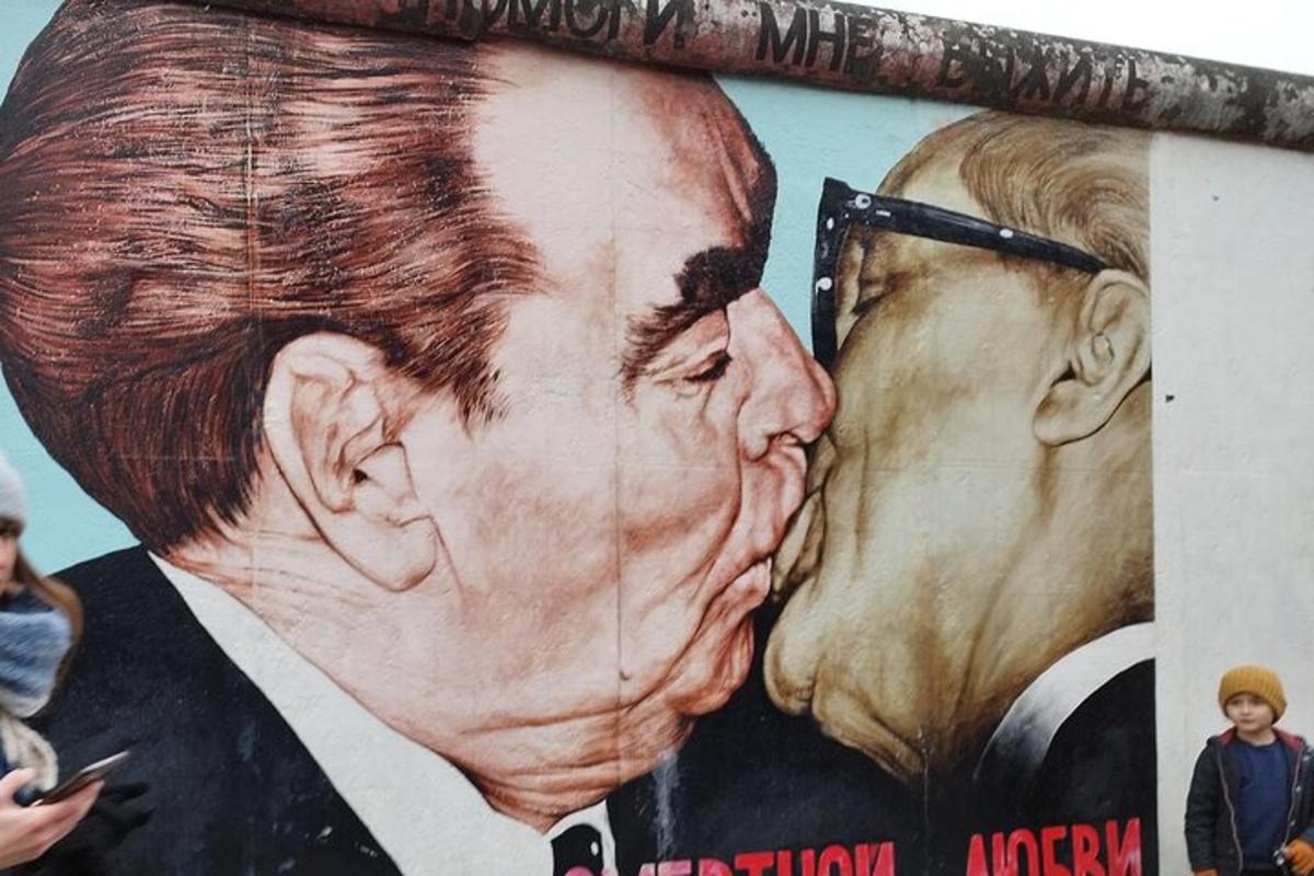 un poster di un uomo che bacia un altro uomo