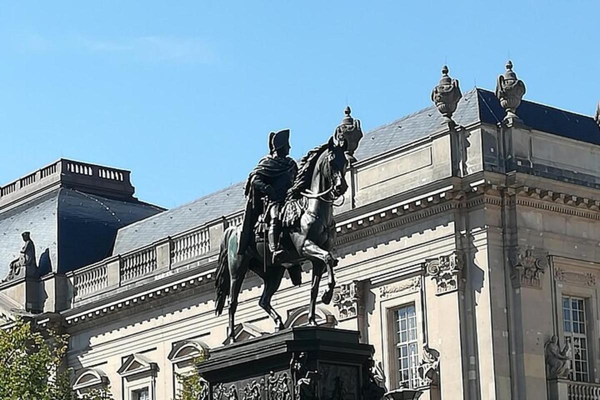 una statua di un uomo a cavallo davanti a un edificio