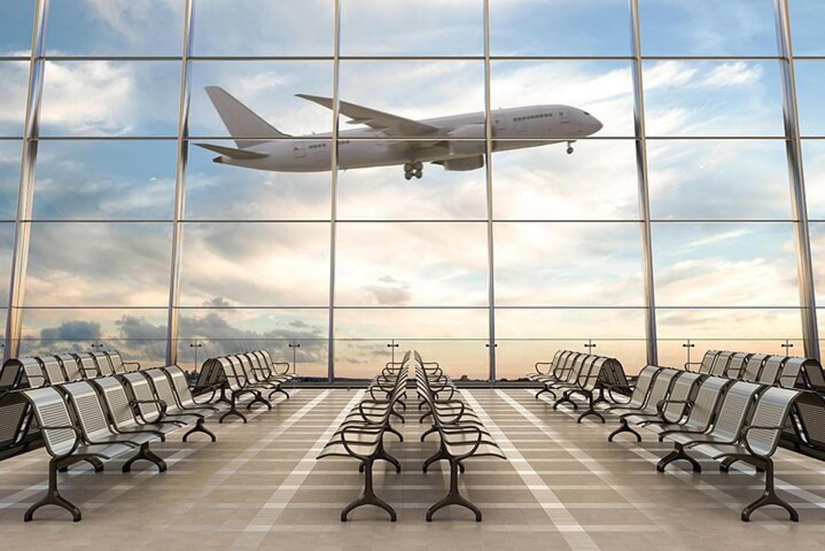 un aereo sta decollando dal terminal di un aeroporto
