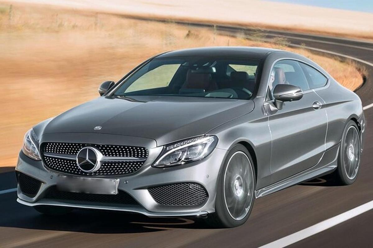 stříbrný vůz Mercedes Benz jedoucí po silnici