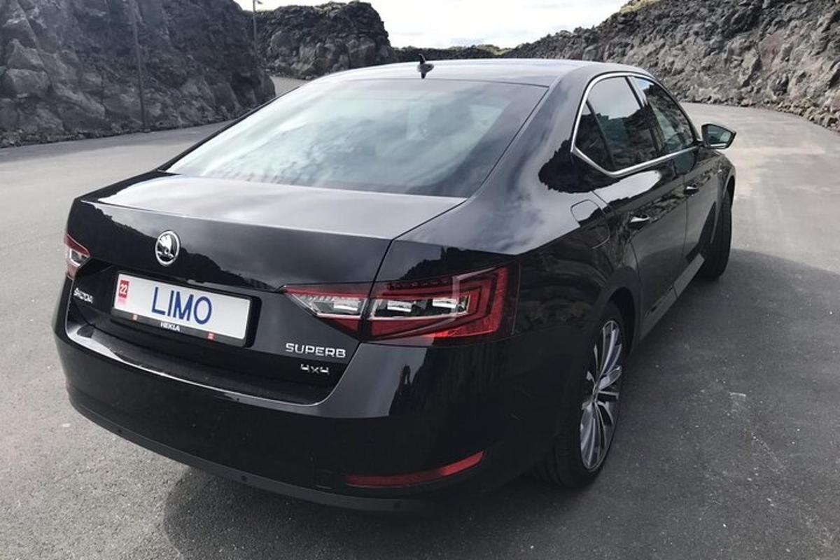 musta auto pysäköitynä tien laitaan
