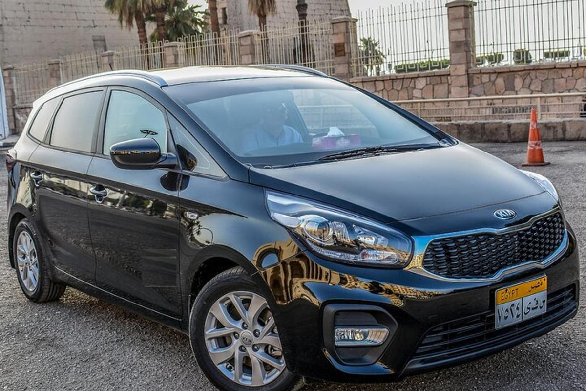 malé černé auto zaparkované na parkovišti