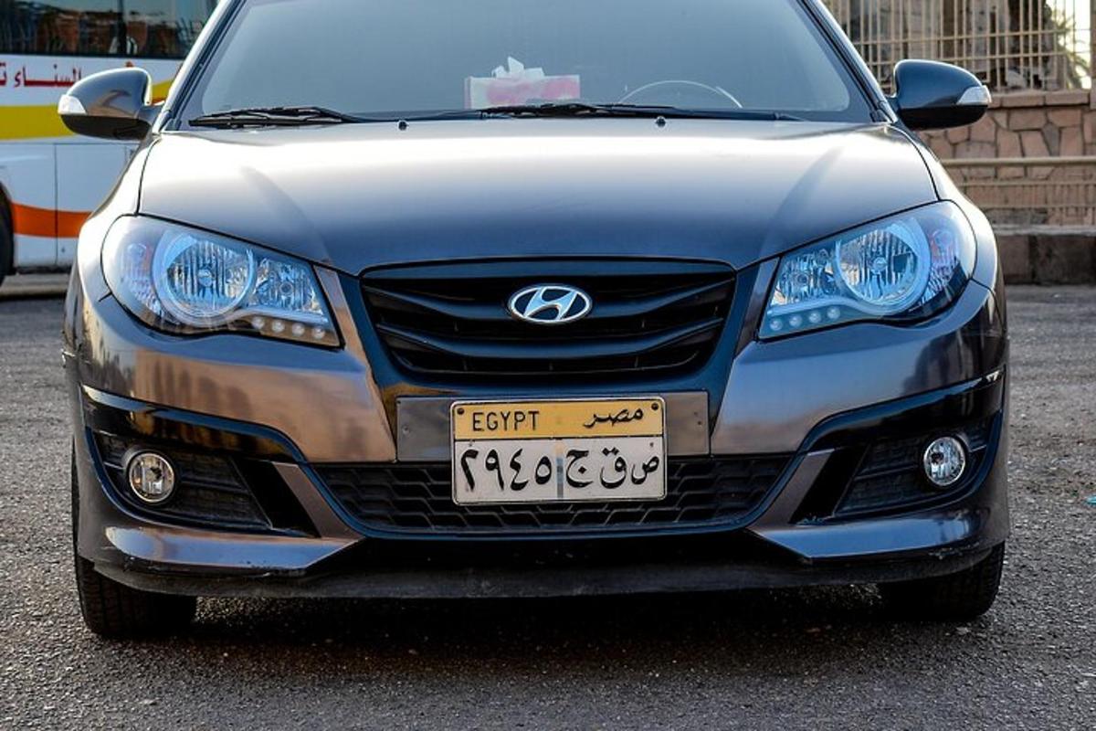 hõbedane auto pargitud parklas