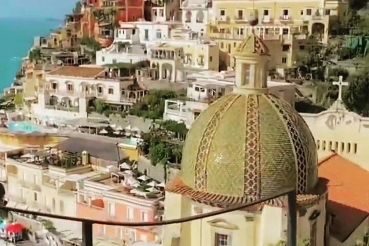 μια θέα μιας πόλης με κτίρια και έναν πύργο