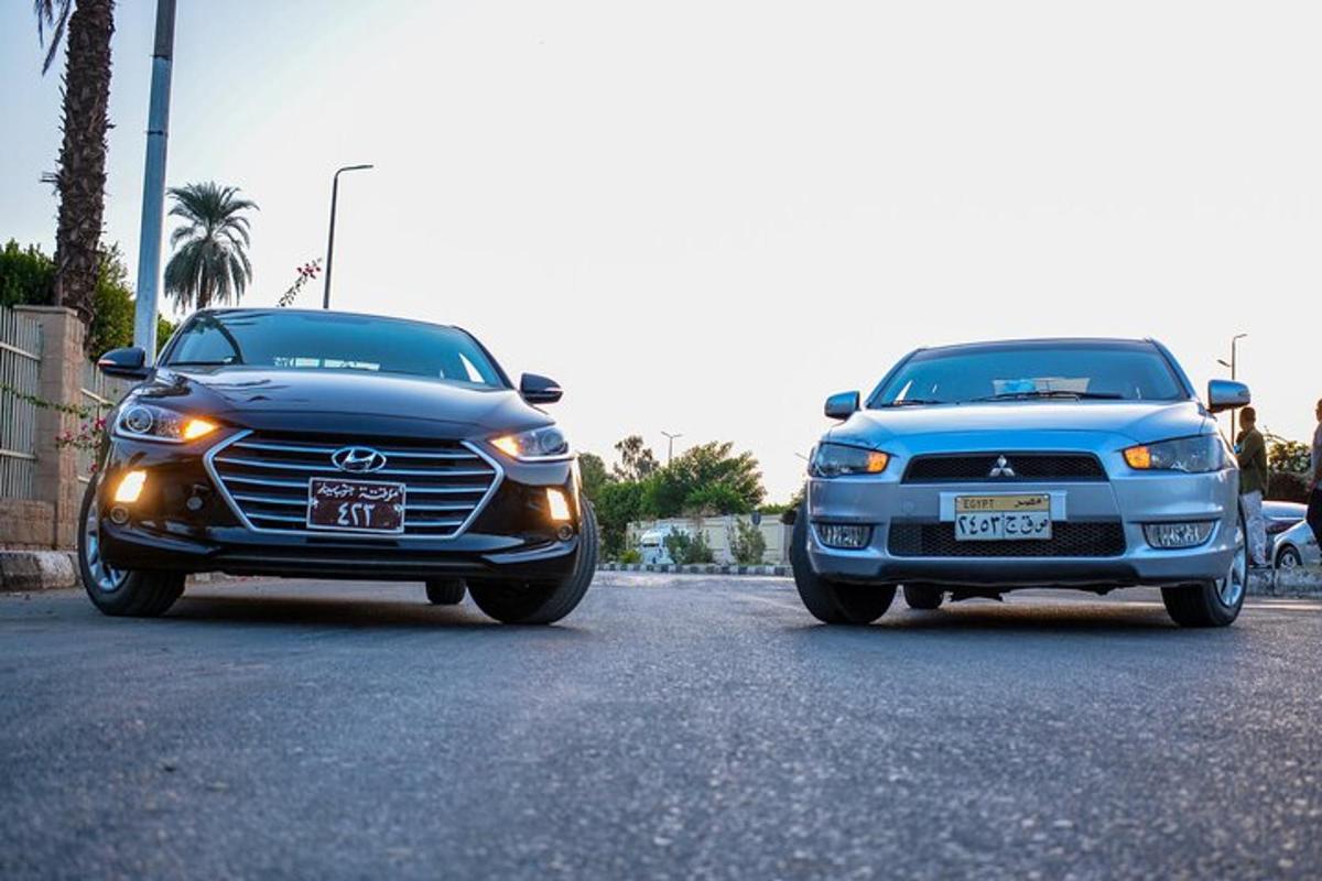 dois caminhões estacionados um ao lado do outro em um estacionamento